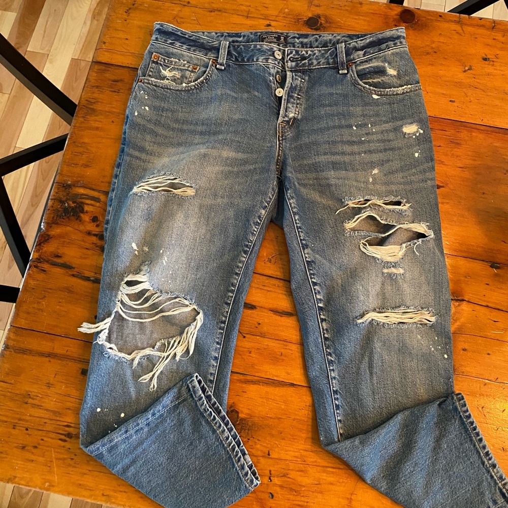 ✨SOLD ✨ Distressed jeans